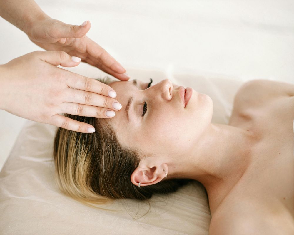 Gentle facial ritual focusing on jaw, face and scalp relaxation in a calm spa setting